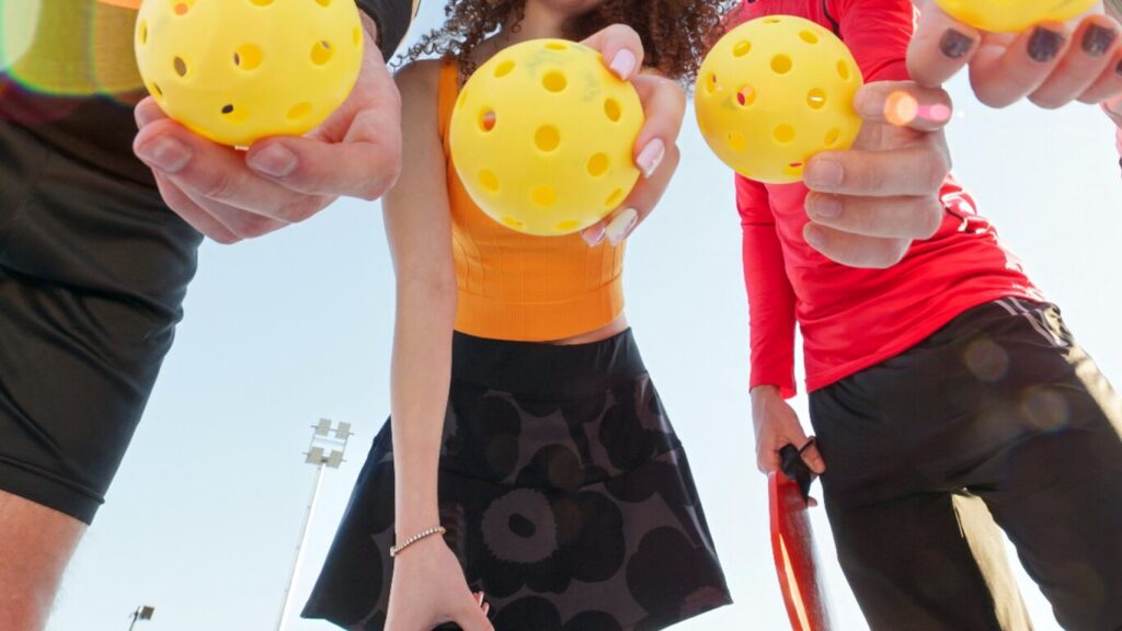 ピックルボールの服装を示すイメージ画像