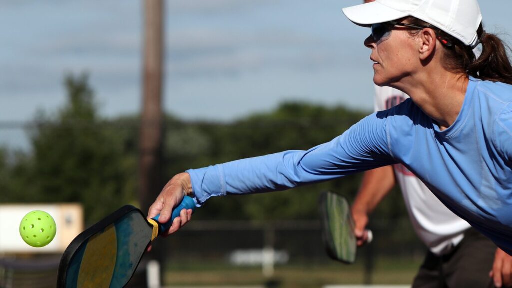 サングラスを掛けてプレーするピックルボールのイメージ画像