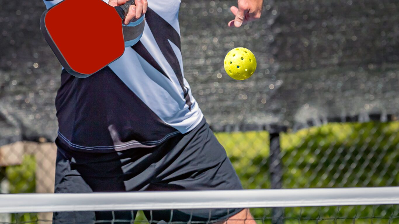 ダブルスの左サイドでフォアハンドを打つ左サイドプレーヤーの写真