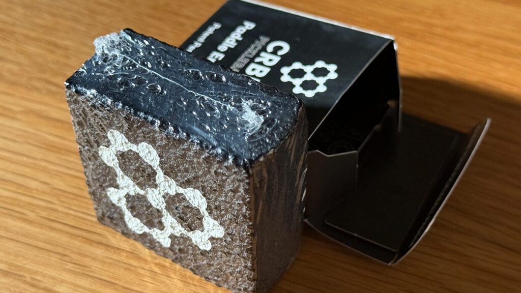 パドル消しゴムと箱の写真