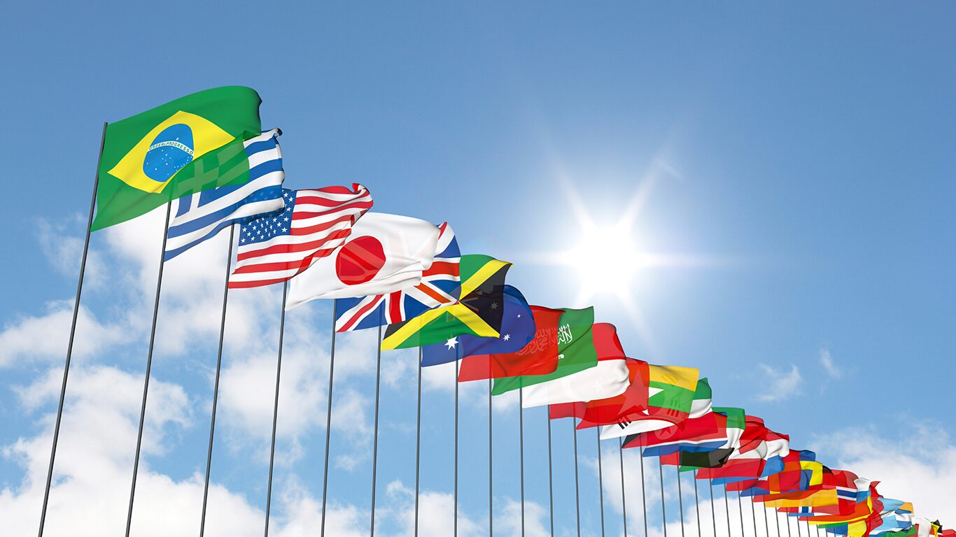 万国旗が並ぶイメージ画像