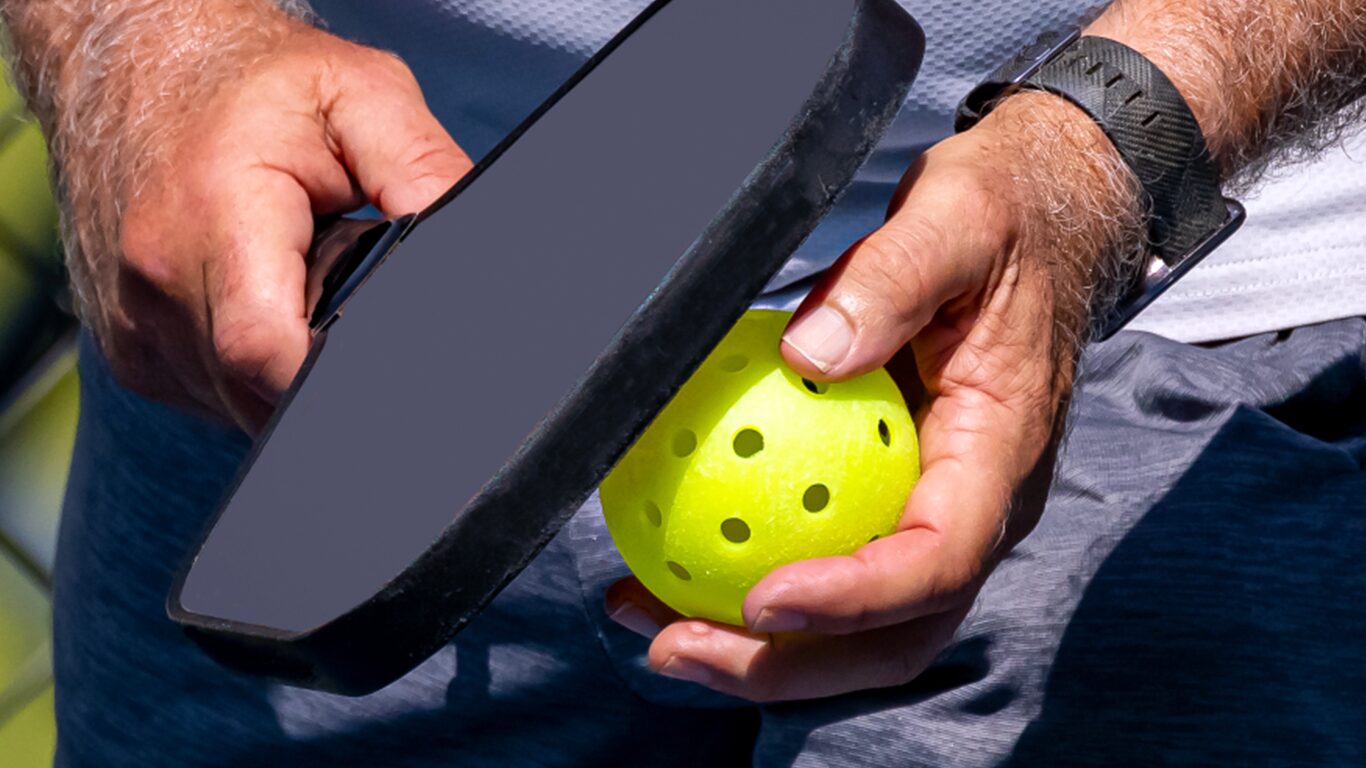 ピックルボールのサーブを打つ前のイメージ画像